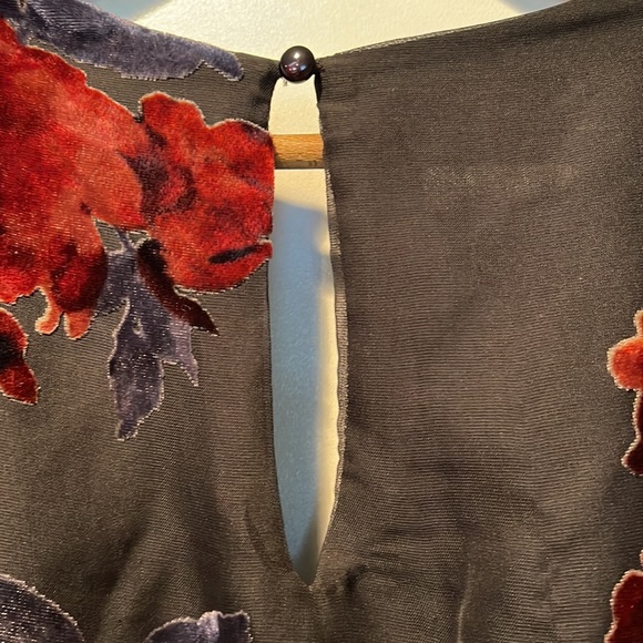 Love Reign Dressy floral shorts romper. - Picture 3 of 7